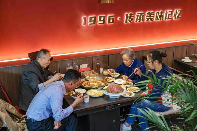 ：匠心传承二十余载鱼头火锅飘香四海PG电子麻将胡了2试玩天府谭鱼头(图2)